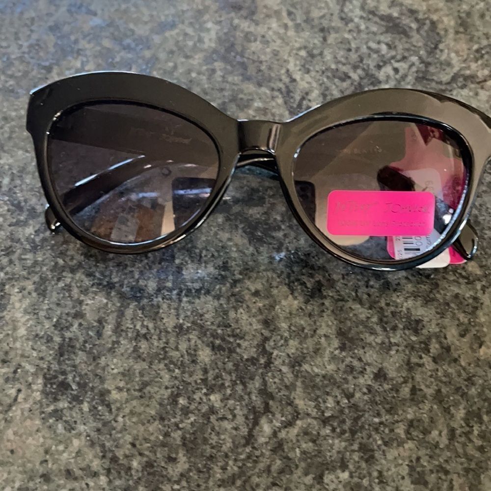 Betsey johnson cat eye sunglasses